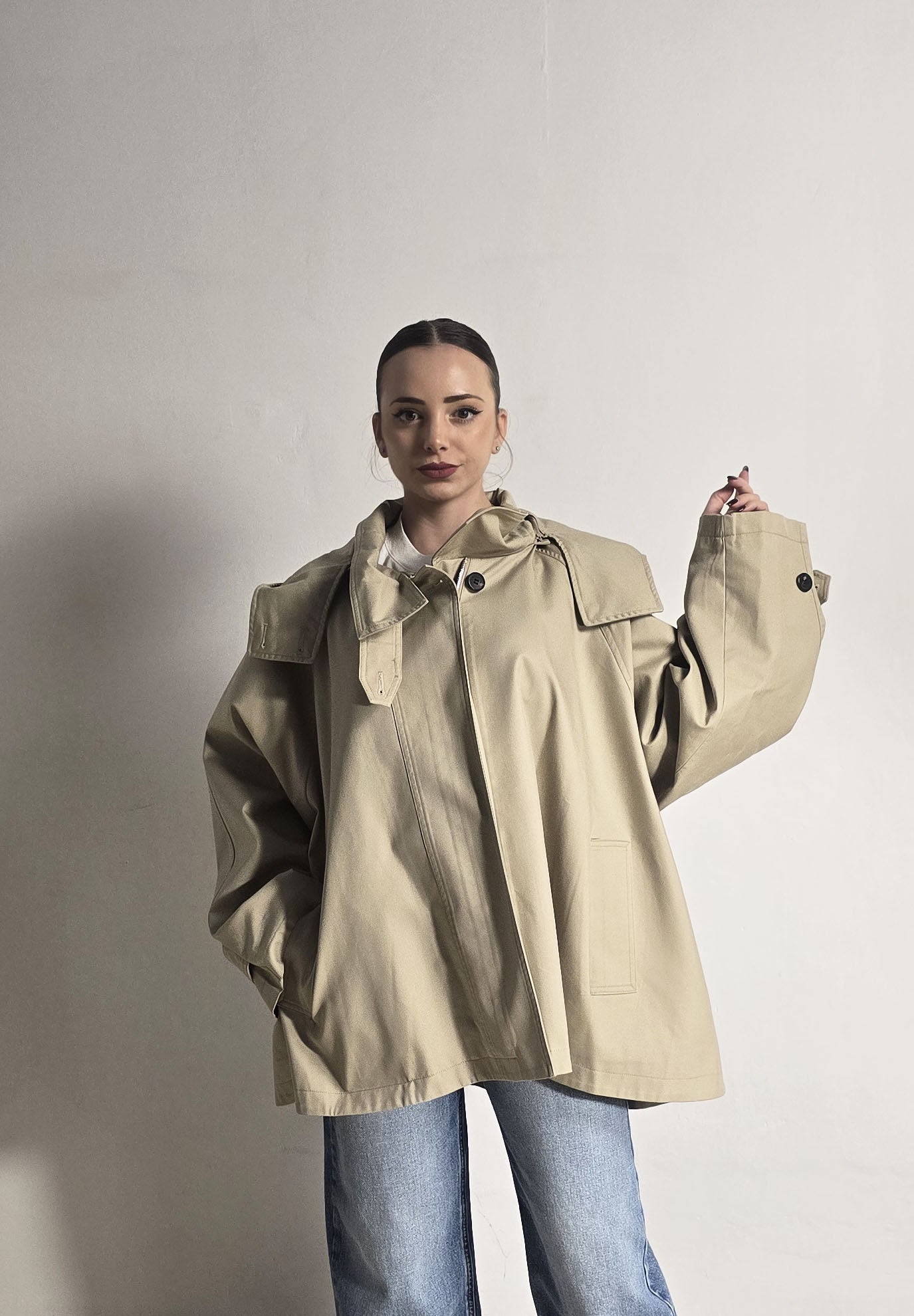 Trench beige corto con cappuccio Eleh