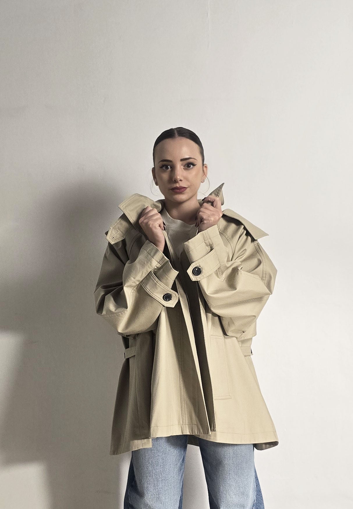 Trench beige corto con cappuccio Eleh